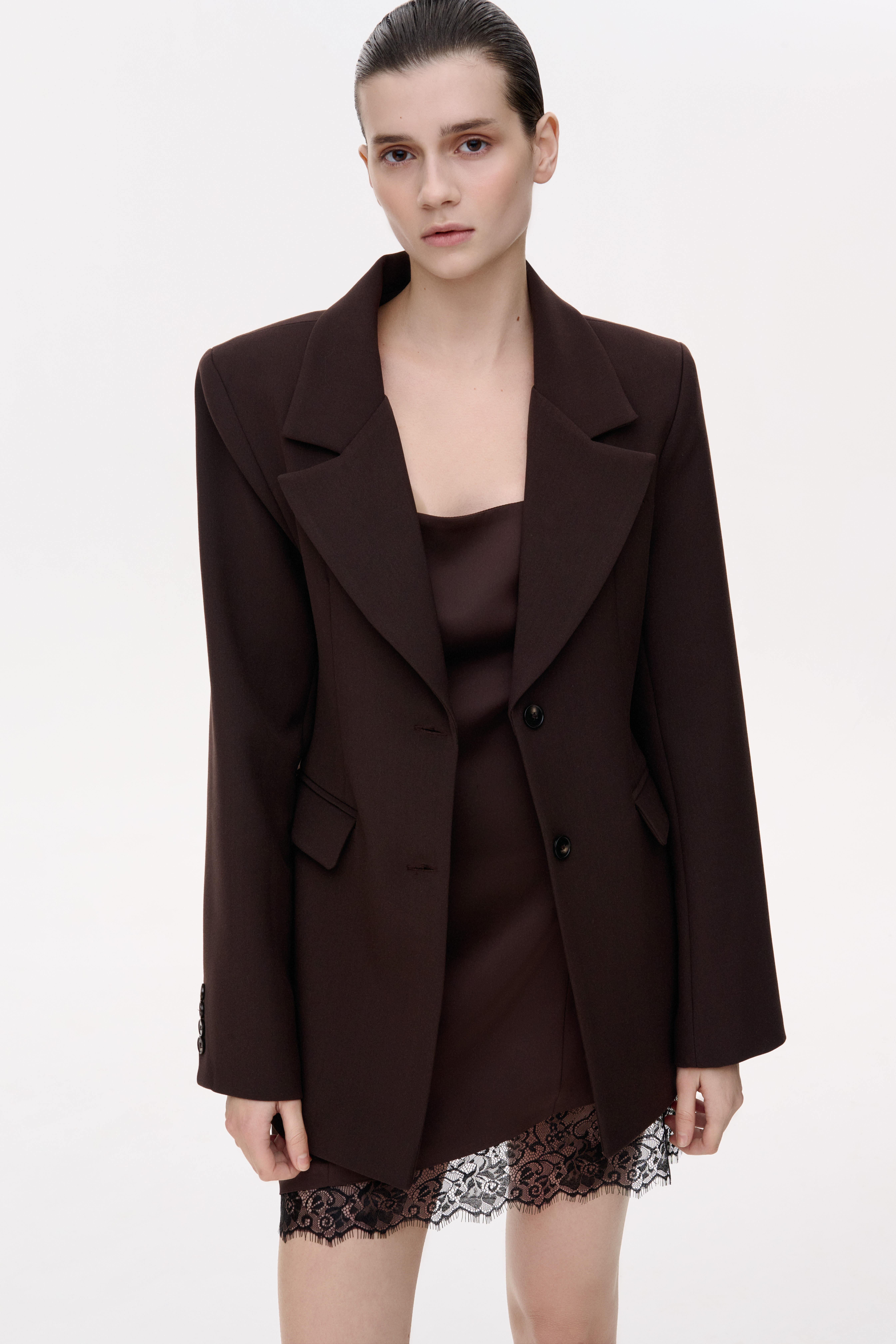 СИЛУЕТНИЙ ПІДЖАК КЛАСИЧНОГО КРОЮ З АКЦЕНТОМ НА ТАЛІЇ 1210 зображення